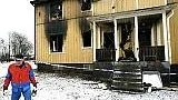 Per Hugo Jonsson utanför sitt förstörda hus några dagar efter branden.