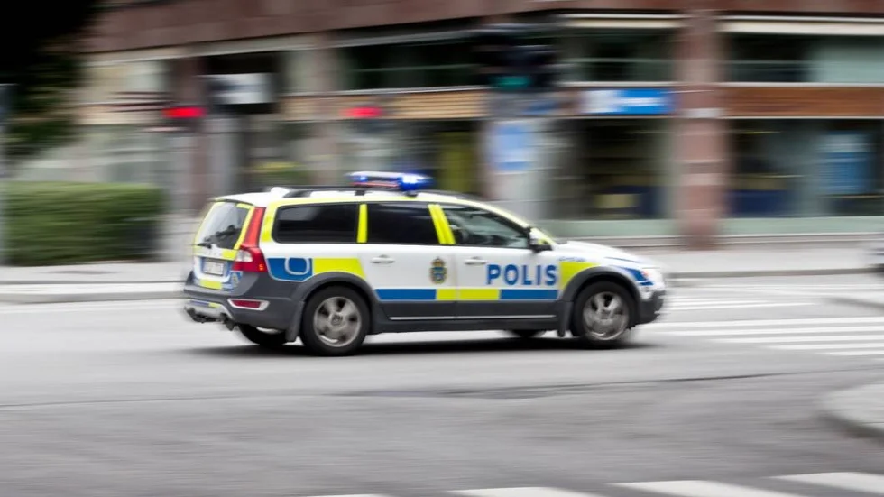 Polisbil på utryckning på Kungsgatan