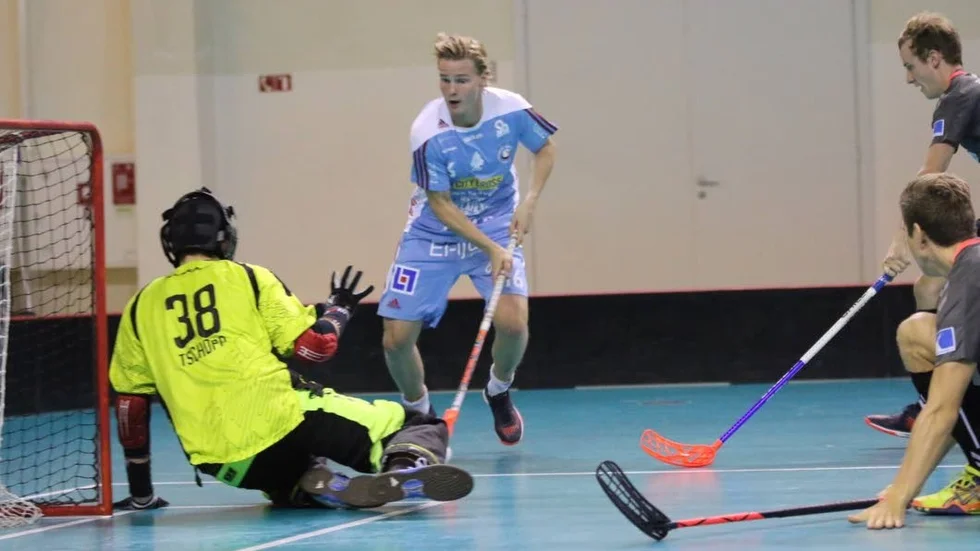 Anfallsförsök. Storvretas Victor Andersson bryter in mot mål.