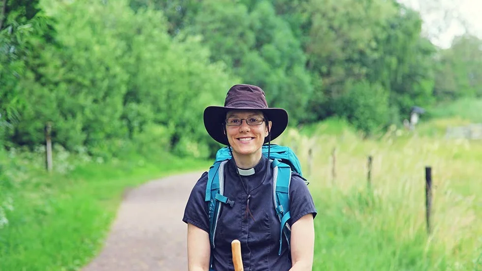 Vandrare. Emma Thorén är pilgrimspräst vid Pilgrimscentrum i Vadstena och vandringskoortinator. – Pilgrimsvandringar med koppling till klimatmötet sker på många olika platser i världen. Jag vet att människor vandrar från bland annat England och Italien, säger Emma Thorén.Foto: Emmanuel Eriksson