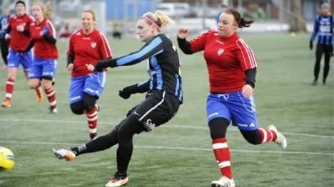 Rebecca Möller gör 2-0 för sitt Sirius i träningsmatchen mot Gälve. Det blev till slut 7-1 i matchen.