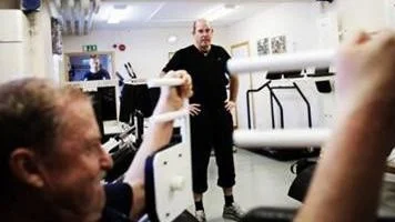 Jan Årbrink och Thomas Westlund tränar på gymmet i Öregrund.