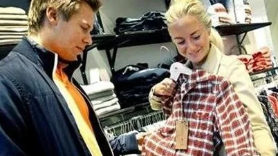 Jeanette Siwerman och Marc Kjellqvist kollar kläder.