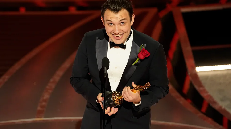 Regissören Ben Proudfoot med Oscarsstatyetten för bästa kortdokumentär.