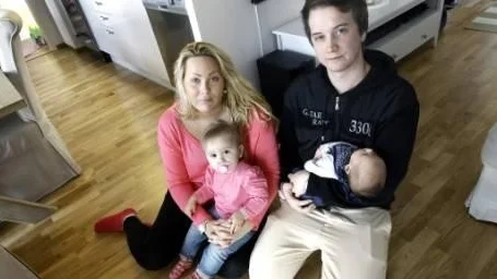 Sophia Svankvist med dottern Milia och sambon Kristian Similä med sonen Theo tycker att det känns jobbigt att flytta ut strax efter att de har kommit i ordning i lägenheten.