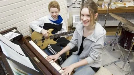 Petrus Ericson och Klara Gustafson repeterar inför nyårsspel i Alunda