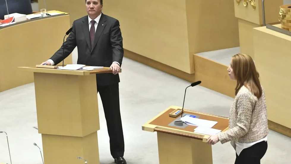 "Det finns ingen plats för vare sig jobbskatteavdrag eller borttagen värnskatt", menar debattörerna som anser att detta kommer öka klyftorna i samhället.