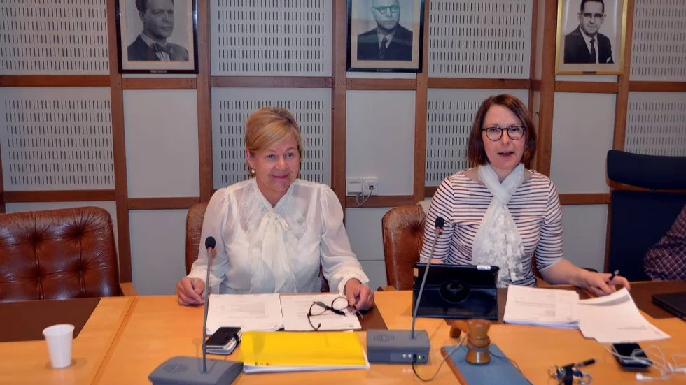 Socialchefen Catharina Liljeholm och Beatrice Öman (s) socialnämndens ordförande.