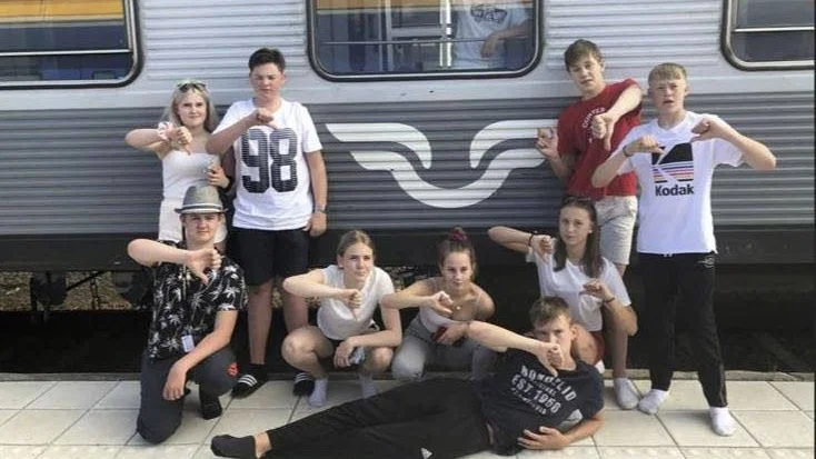 Botten SJ! 80-talet konfirmander och deras ledare fastnade i Ånge på grund av kabelfel. På söndagskvällen väntade fortfarande 24 ungdomar och deras nio ledare på att få komma iväg. Här ses stående fr. v. Isabell Boström , Anton Köpsén, Neo Risberg och Marcus Bäcklund. Sittande fr. v. Casper Sundqvist, Elin Marklund, Ebba Berggren, Jennifer Lindgren. Längst fram Josef Lundmark och i fönstret ses Joel Bergman.