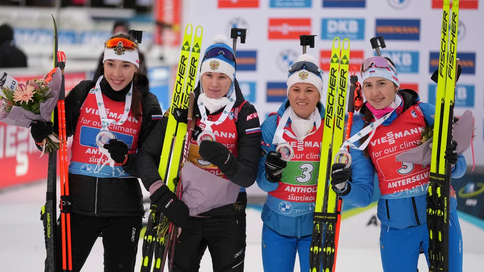 Det ryska damstafettlaget efter en världscuptävling i italienska Antholz i januari. Inga ryska skidskyttar får för tillfället tävla internationellt. Arkivbild.