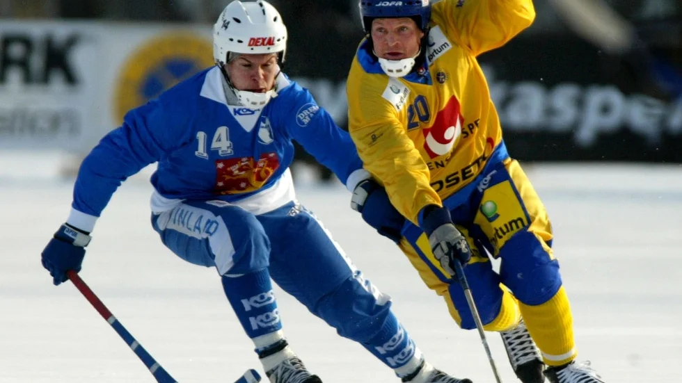 En nästan 20 år gammal bild, från VM i Archangelsk med Jari Hyttinen i duell med Pelle Fosshaug. "Vi ledde med 3-1 och jag gjorde ett mål", säger Jari. Sverige vann VM-guldet medan Finland förlorade bronsmatchen mot Kazakstan. 