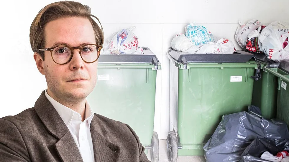 Böcker kan sopsorteras som tidningar eller som hushållsavfall. Antingen blir de pappersmassa eller så blir de fjärrvärme.