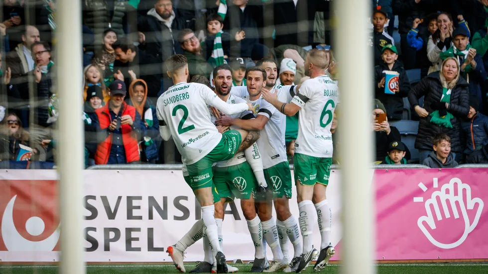 Hammarbys Nahir Besara (#20) jublar med lagkamraterna efter sitt 1–0-mål under lördagens semifinal i svenska cupen mellan Hammarby och Elfsborg på Tele2 Arena.