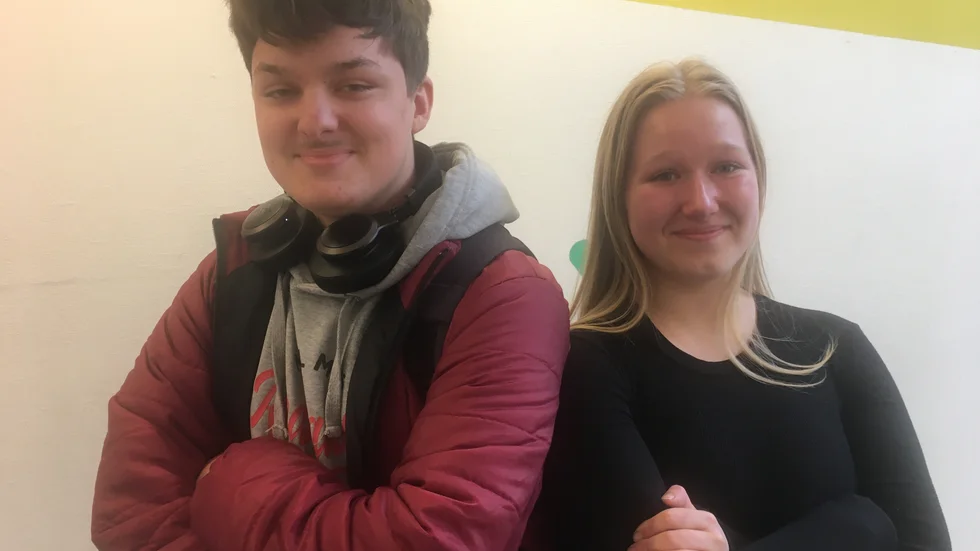 Felix Riera och Bonnie Olsson anser att mönstring är bra men tvekar om att göra det själv. 