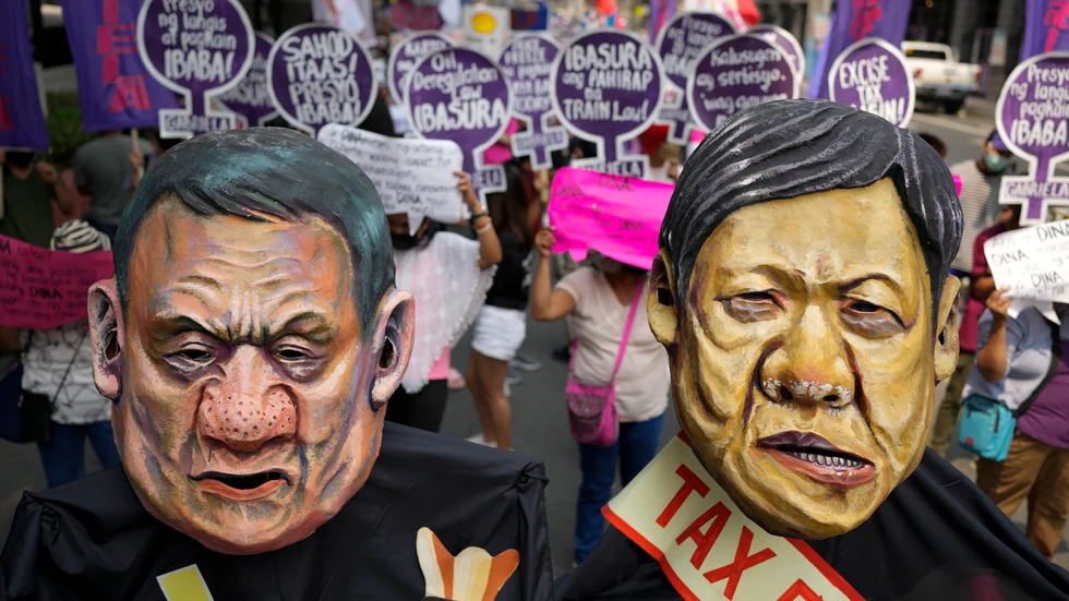 Känslorna svallar i den filippinska politiken inför valet i maj. Dessa figurer föreställer Rodrigo Duterte och Ferdinand "Bongbong" Marcos, i en demonstration i Manila på kvinnodagen för några veckor sedan.