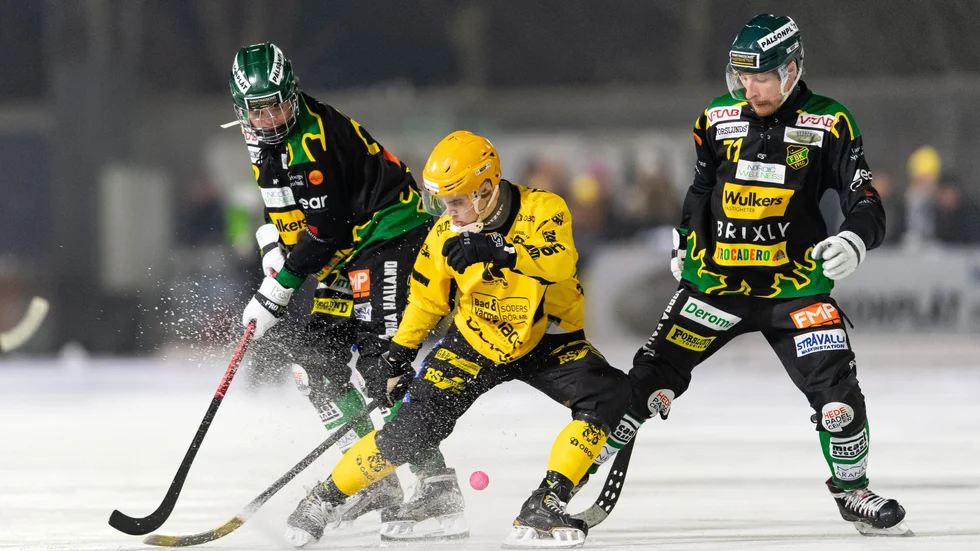 Frillesås Gustav Friman och Sergey Pochkunov i kamp med Åby Tjuredas Jakob Jonsson i sista kvalomgången. Frillesås vann och behåller sin plats i elitserien, Å/T får spela en säsong till i allsvenskan.