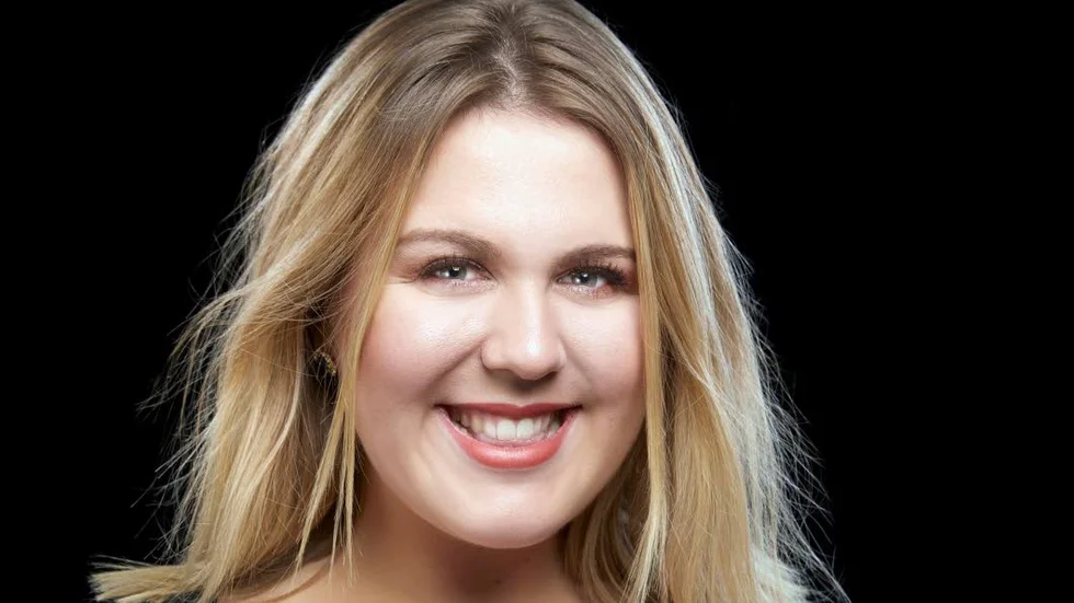Christina Nilsson, som bland annat är utbildad i och har spelat opera i Vadstena har vunnit två priser i en sångtävling.