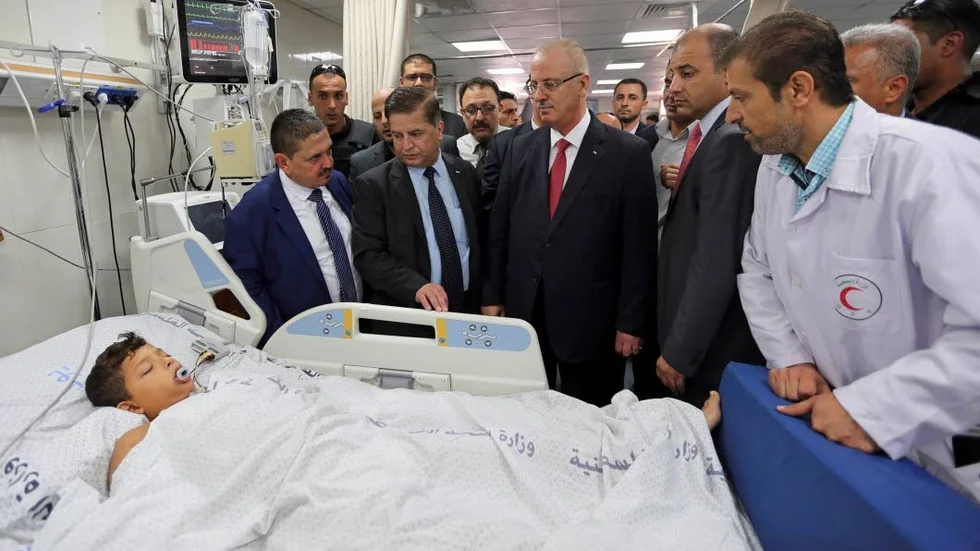 Sjukvård i Gaza.
Palestinas premiärminister Rami Hamdallah besöker en patient på intensivvårdsavdelningen, Shifa Hospital i Gaza City.