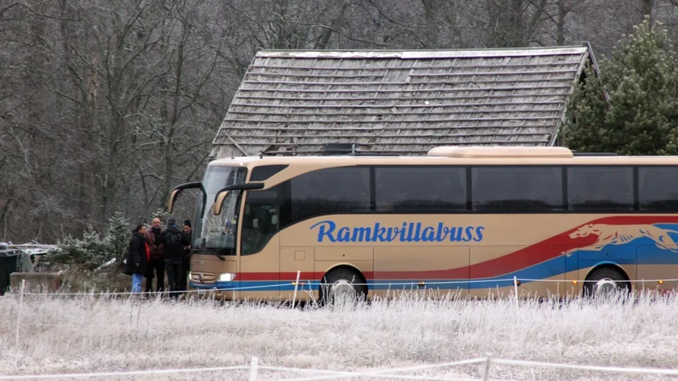 Polisen hämtade ett flertal personer i Hultsfred med en buss tidigare i dag. Enligt obekräftade uppgifter handlar det om människor som systematiskt utnyttjats av ligan som nu avslöjats.