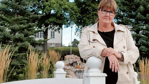 En oas i Vimmerby. Helen Nilsson (S) brukar varva ned på kyrkogården i Vimmerby. "Hit går jag på lunchen och ringer telefonsamtal och mejlar och tänker. På kyrkogården har man hela Vimmerby runtomkring sig", säger hon.