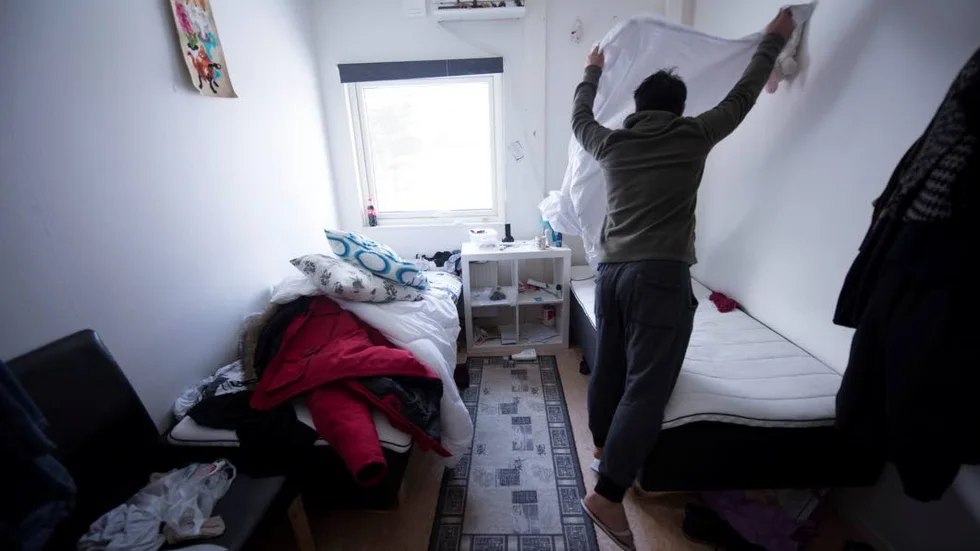 Många flyktingar har fått permanent uppehållstillstånd och anvisas nu bosättning i kommunen.