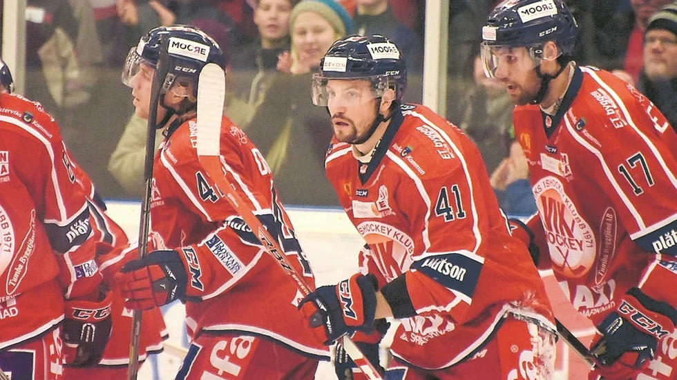 ALLT I EGNA HÄNDER. Joacim Hedblad (41) blev stor matchvinnare mot Asplöven. Ikväll kan hans VIK ta klivet upp i HockeyAllsvenskan.