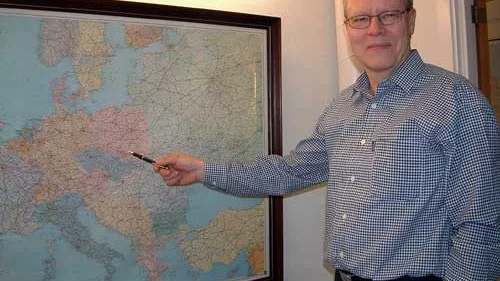 Torbjörn Jacobsson på Söderhamn Eriksson har inte långt till ett leende. På mindre än fem veckor har företaget fått orders för över 100 miljoner. Här visar han var den senaste såglinjen, värd 27 miljoner kronor ska hamna.  Det är första gången man säljer nytt till Polen på 30 år.