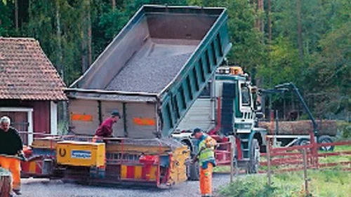 130 hushåll utmed väg 664 mellan Kullen och Björkfors är delaktiga i att vägen nu får oljegrus.