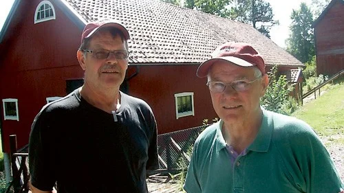 Lars-Ola Nysten och Karl-Oskar Pettersson har lagt ner över tusen timmar var på att bygga upp logen. Den 3 augusti blir det invigning. Foto: Michael Nordin