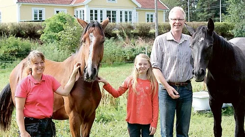 Från Västervik till gården Österäng i Yxered. Marie-Louise Winge, Jonas Carlsson och dottern Mihra trivs med livet och det gemensamma intresset för hästuppfödning. Här med unghästarna Yachliché och Yacordia.