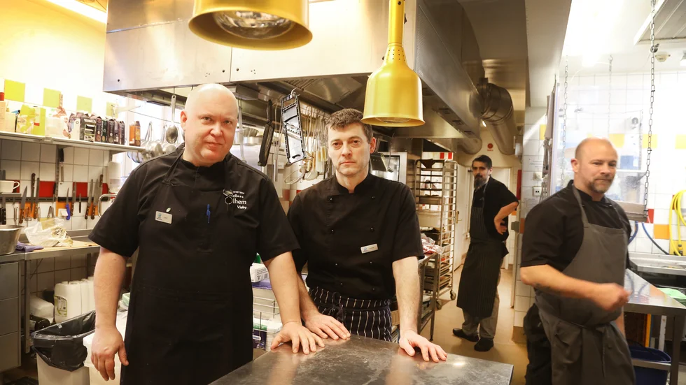 De ukrainska kockarna Alex Öberg och Vadim är fyllda av oro för sina familjer som är kvar i kriget. Deras arbetsplats, restaurang Matsalen i Visby, skänker hälften av omsättningen den 11 mars till UNHCR och människor på flykt.