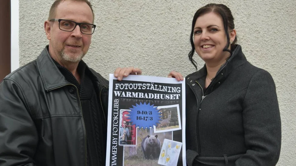 Bertil Andersson och Emmelie Karlsson i Vimmerby Fotoklubb förbereder inför helgens utställning på Warmbadhuset.