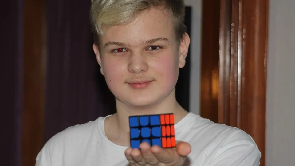 Svante Lundin går ingenstans utan sin rubiks kub. Målet är att hela tiden jaga nya personliga rekord.
