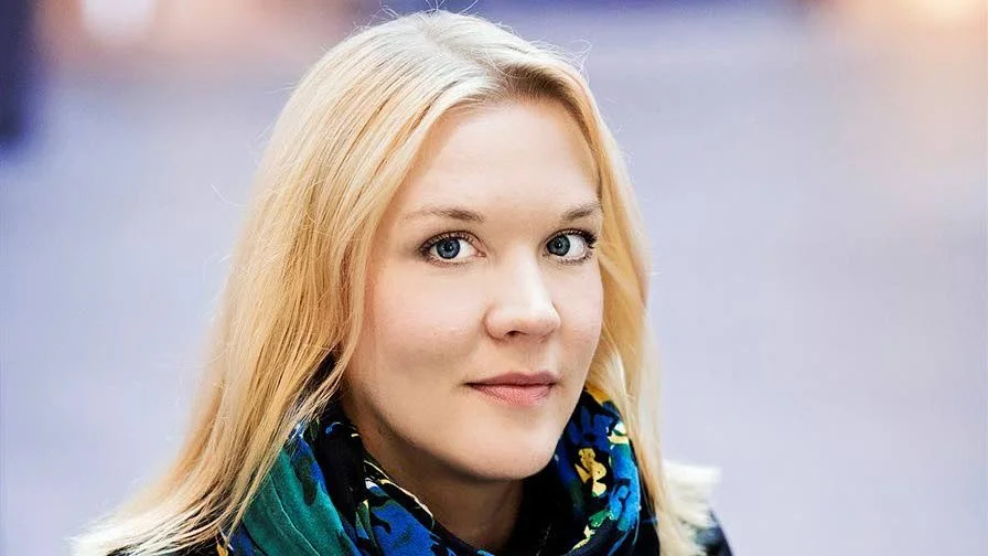 Johanna Holmström är född 1981 och har skrivit en av höstens bästa böcker.