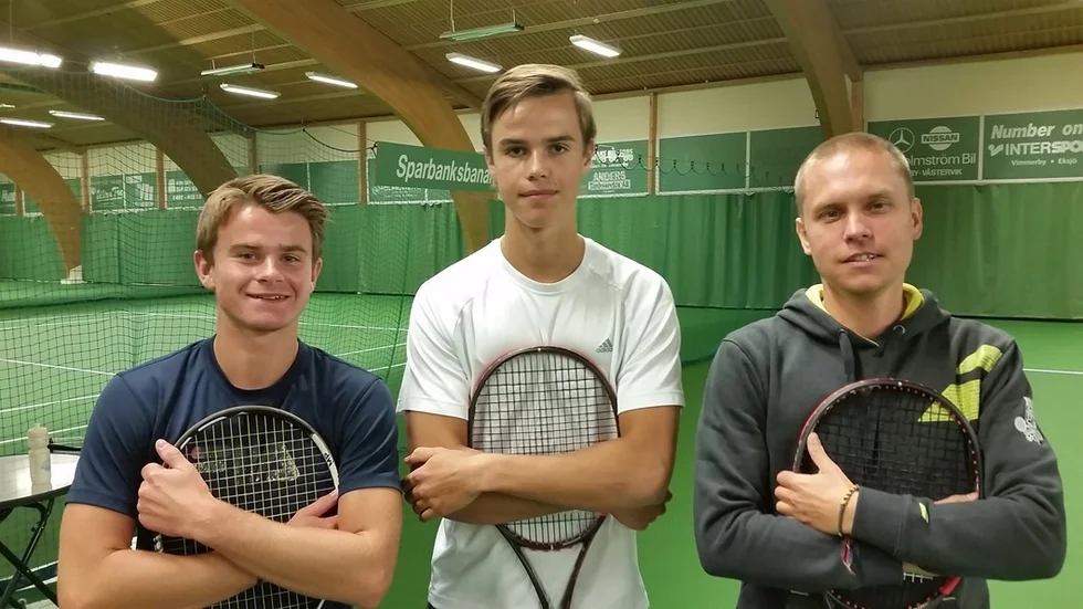 LADDADE. Eric Lindström, Anton Karlsson och Johan Nilsson representerar Vimmerby TK, som i helgen lirar seriepremiär borta mot Partille. VTK är nykomling i division två.