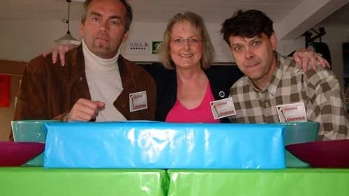 Yngve Johansson. Désirée Lindholm och Frank Oskarsson förbereder inför en ny erotikmässa.