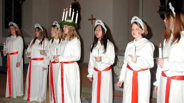 Cirka 300 människor hade kommit till kyrkan för att ta del av stämningsfull och vacker sång,  framförd av Lucia Louise Jonsson och hennes tärnor Sanna Folkesson, Ida Widén, Marika Rydén, Martina Lindström, Lisa Alm och Ena Sinanovic.