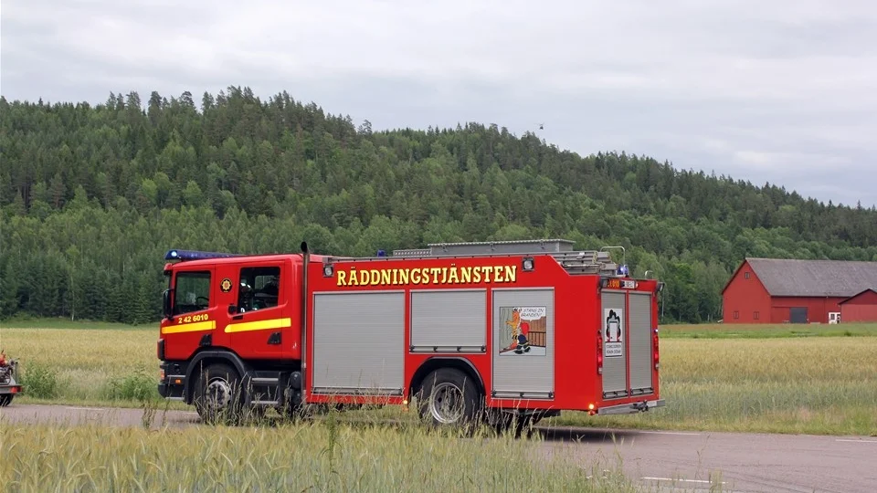Tack vare en vattenbombande helikopter, troligtvis från Malmen, kunde Räddningstjänsten snabbt bekämpa skogsbranden i Slätmon.