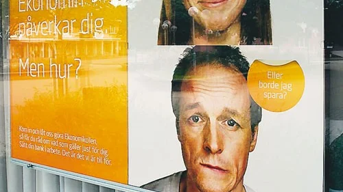 En banks skyltfönster i centrala Hultsfred ber dig komma in för rådgivning.  Frågan är om Hultsfredsborna har andledning att se så oroliga ut som mannen i reklamen.