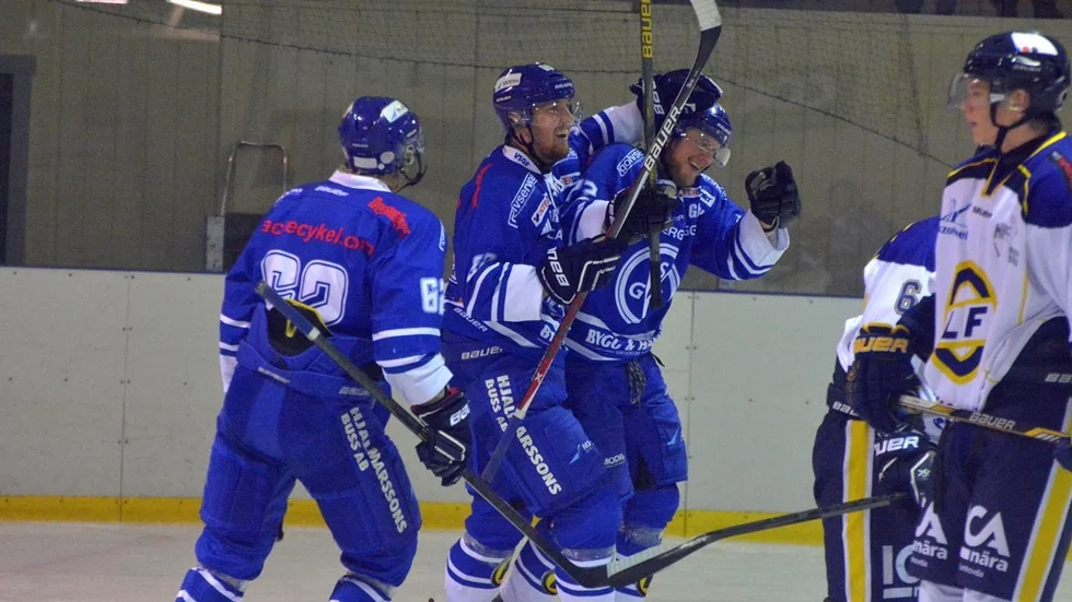 NYTT SEGERJUBEL. Virserum körde över tabelltvåan Lenhovda totalt i afton. 7-0.