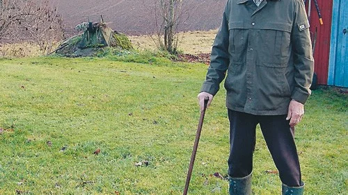 Klemming Nilsson har utsikt över Långsjön i Hummelstad från sin trädgård.
