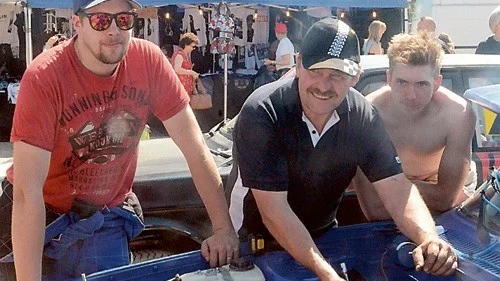 Nähä, det här går inte. Dan Karlsson och sönerna Jonathan Edström och Jesper Karlsson konstaterar att motorn rasat för Jesper - efter bara knappt 50 meters körning.