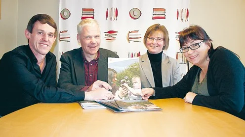 Roger Magnusson, Roland Frithiofsson, Ann-Louise Södersten och Ann-Mari Brengdahl ska marknadsföra Kinda. Till sin hjälp har de informationsmaterial och Kindabon Bert Lock - som har emigrerat från just Holland.