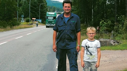 Hasse Pettersson vill se en cykelbana utanför sitt hus så att sonen Anton slipper gå oskyddad längs med den hårt trafikerade länsväg 127.