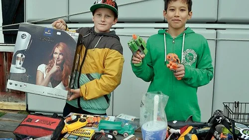 Neo Pecher Kurvinen och John Sköllermark säljer leksaker och lite annat smått och gott.