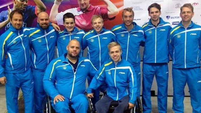 GULDGÄNG. Två VM-guld i lag tog den här svenska parapingistruppen, till stor del bestående av spelare och ledare från Team Motala.