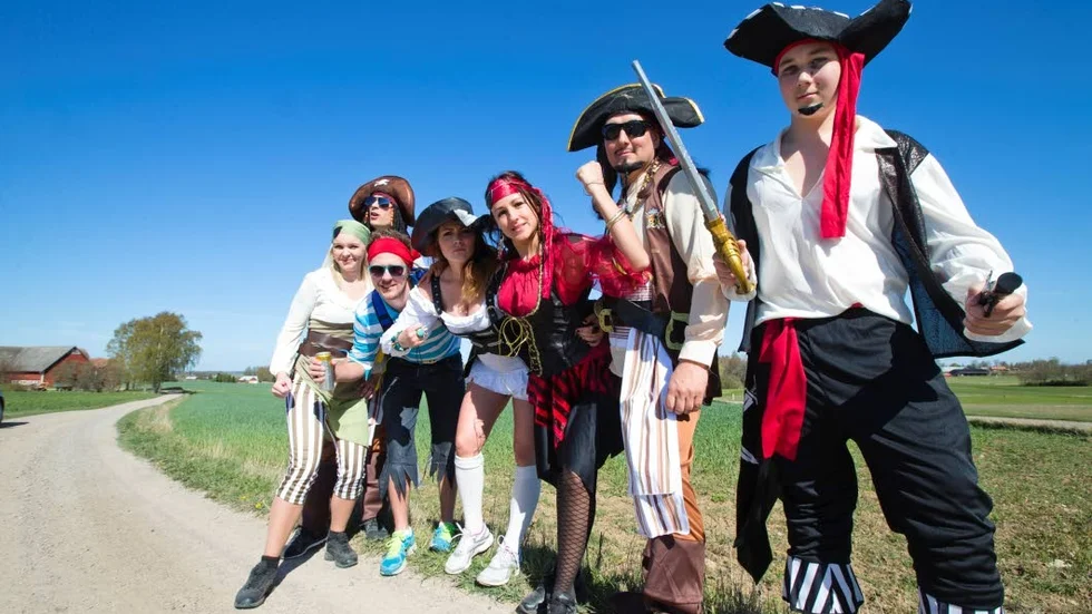 PIRATER. Så här såg ett av lagen ut när Slättamilen avgjordes 2014. Nu är det dags igen på lördag, för åttonde gången.