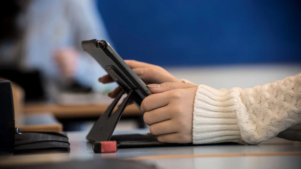 Läsplattor kommer att delas ut till politikerna i nämnden.
