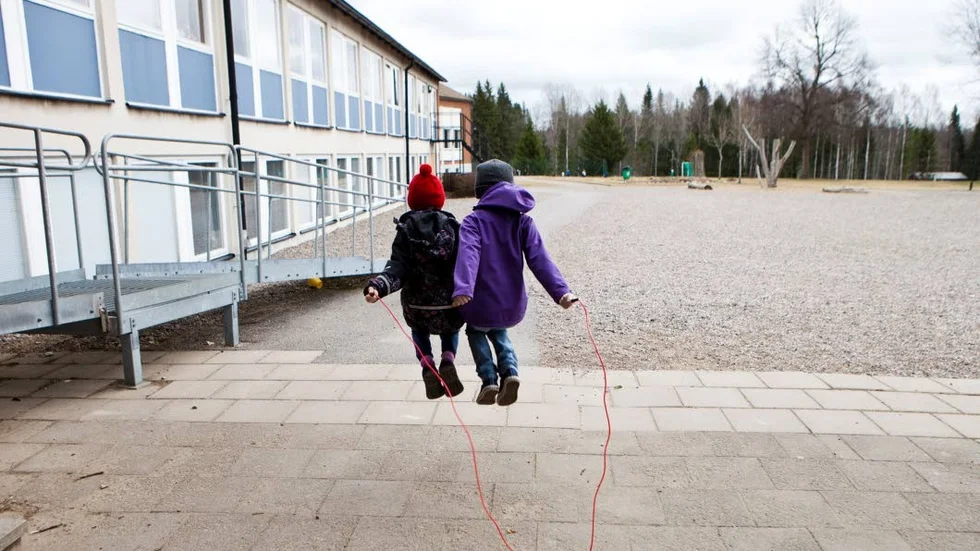 Godegård. Skolan är av avgörande betydelse för hela orten, poängterar skribenten.