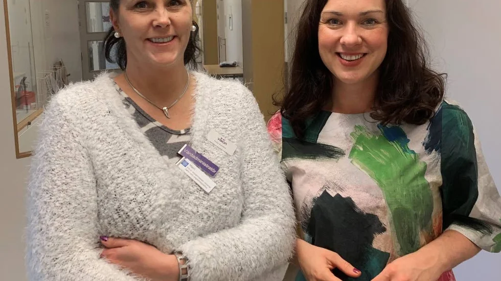Bättre löneutveckling och bra teamarbete kan locka vårdadministratörer, enligt Malin Kumlien, vårdadministratör på barnkliniken och Veronica Magnusson, förbundsordförande på Vision.